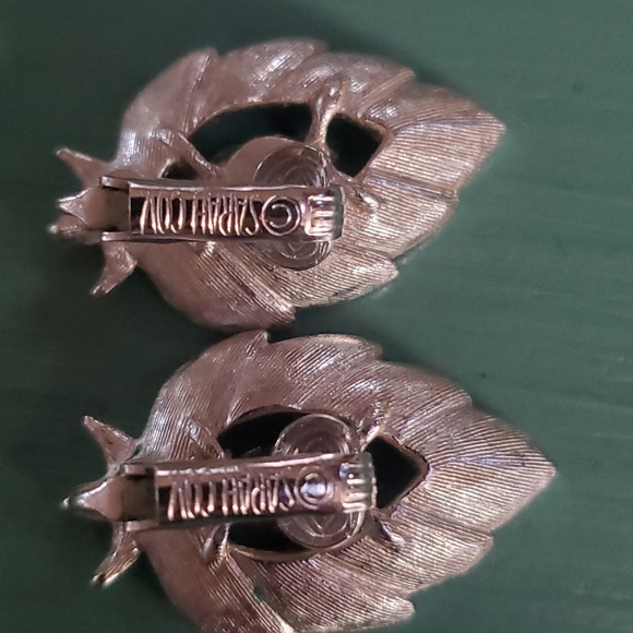 Vintage Clip-on Earrings - Picture 4 of 6